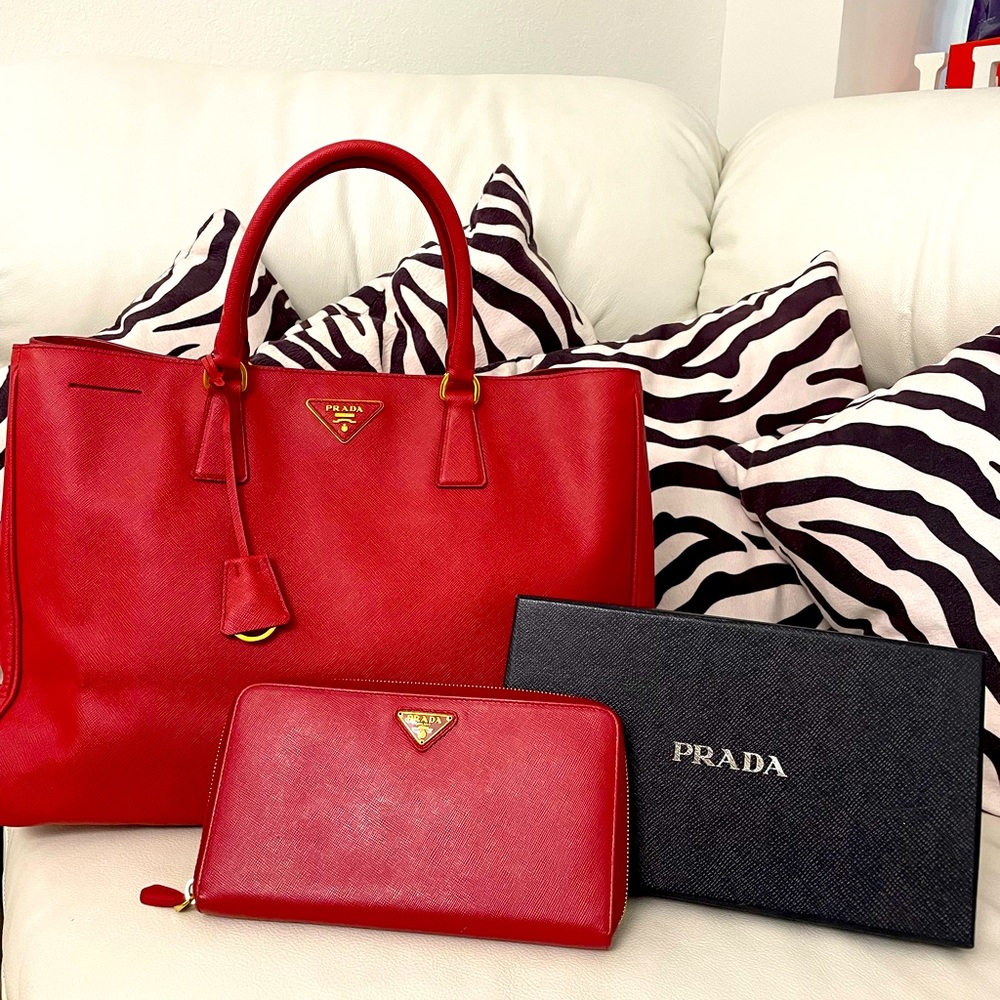 Beautiful bag and wallet red color, leather material, immediate delivery.